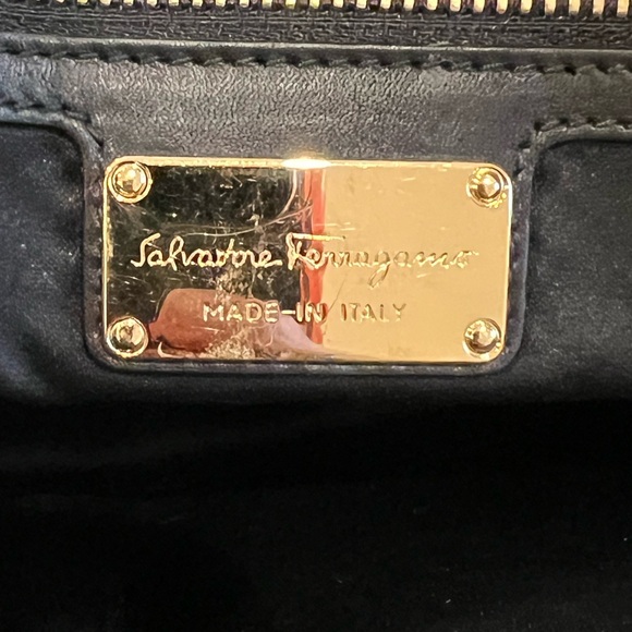 Salvatore Ferragamo: Fiamma, medium tote- Black - Picture 9 of 14